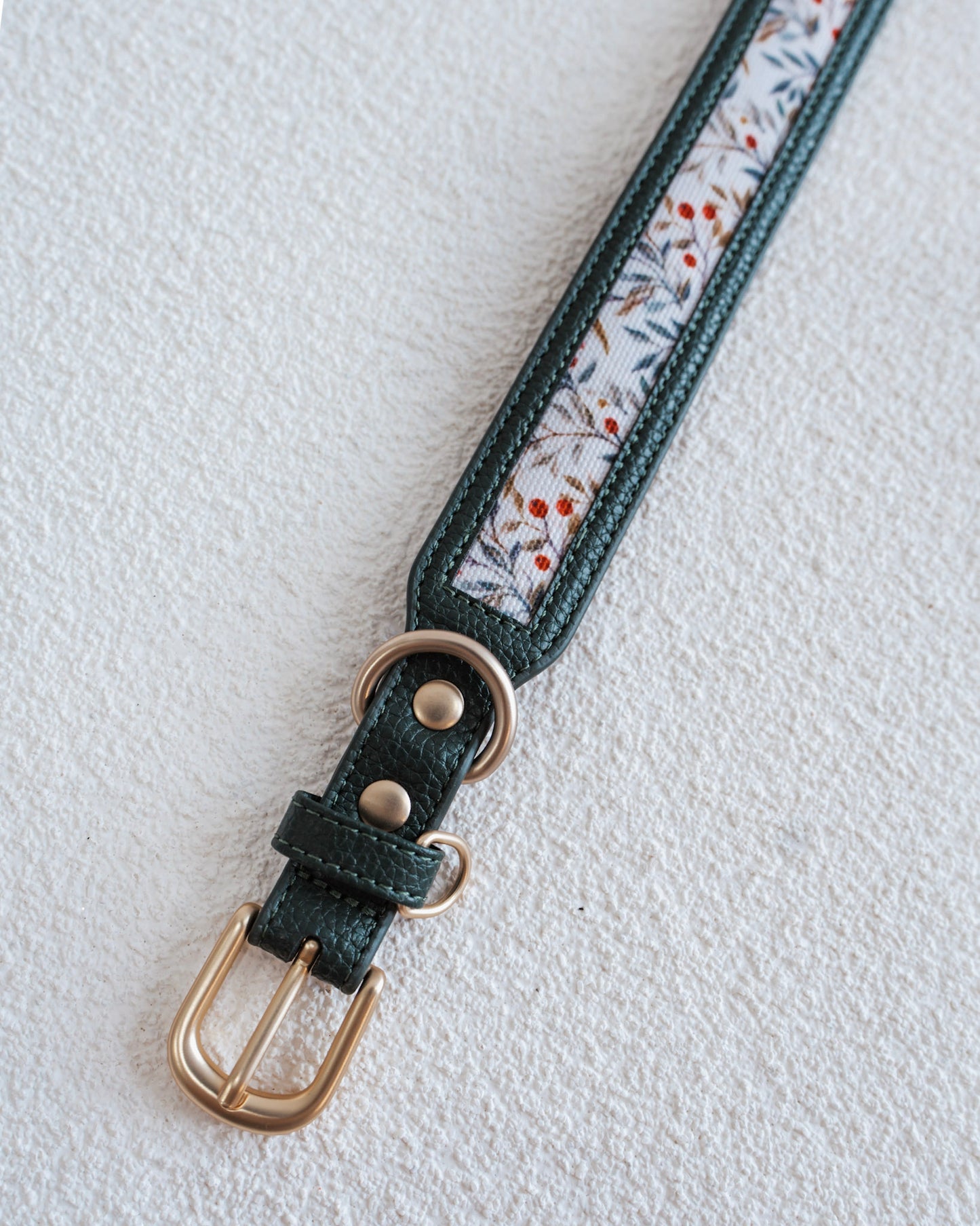 Nova Collar in Vintage Christmas