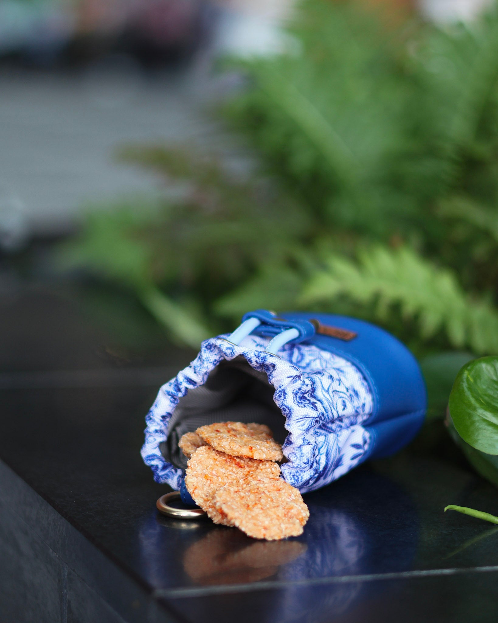 Myra Pouch in Porcelain – islaandfern